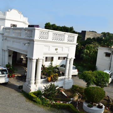Hotel with cafe in Dehradun - Book Now